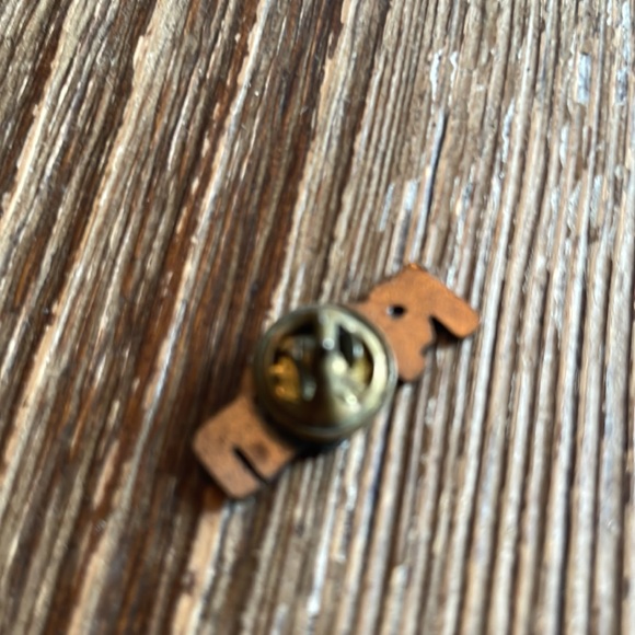 For pin collector's : Unitotal hardware store franchisee pin. - Picture 2 of 2